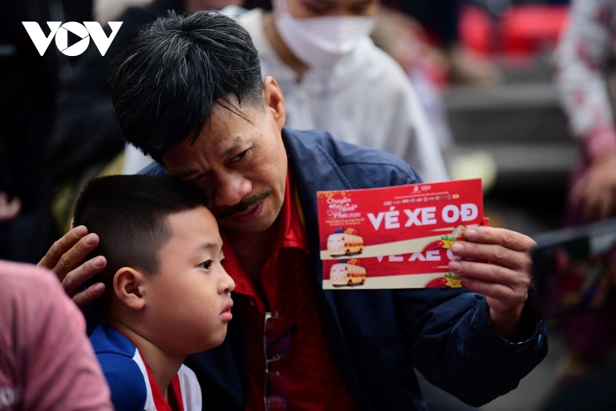 “Chuyến xe hạnh phúc” hỗ trợ người lao động về quê đón Tết